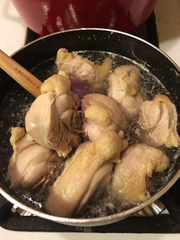 大火把水燒開後加入雞腿。水滾之後用冷水清洗乾淨。備用。
