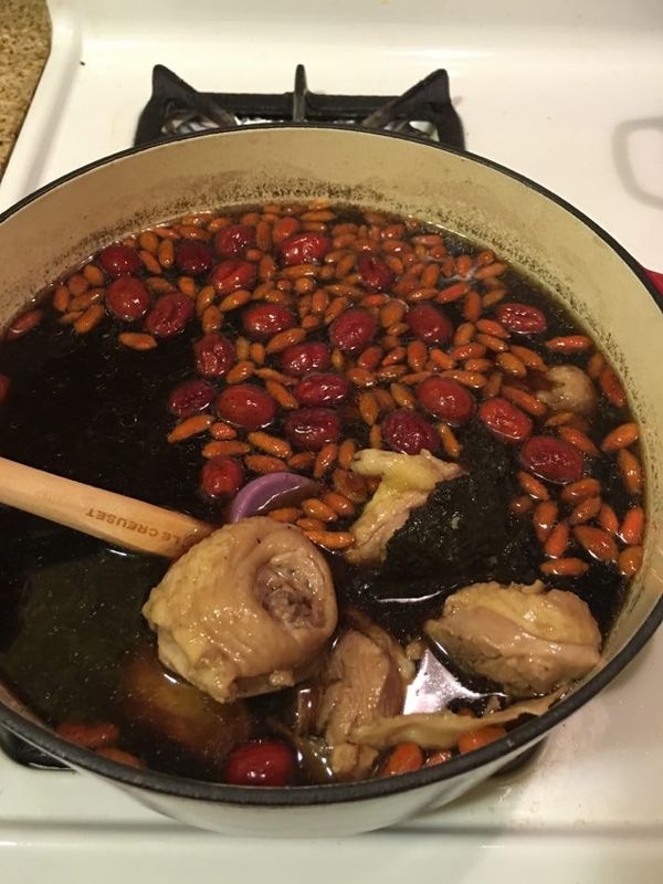 準備另一個鍋子燒水。
開大火。 水滾之後加入中藥材，雞腿，枸杞，紅棗及米酒。
第二次水滾時轉小火。慢燉1~1.5小時即可。