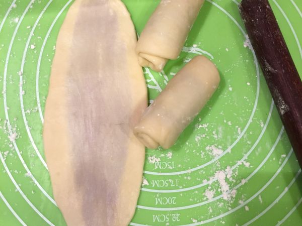 鬆弛10分鐘後，前後擀長一次，卷成一卷，重覆再一次，共擀2次