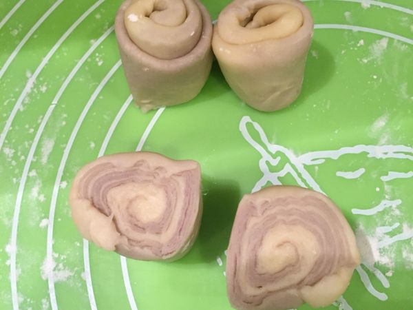 將面團分成兩份