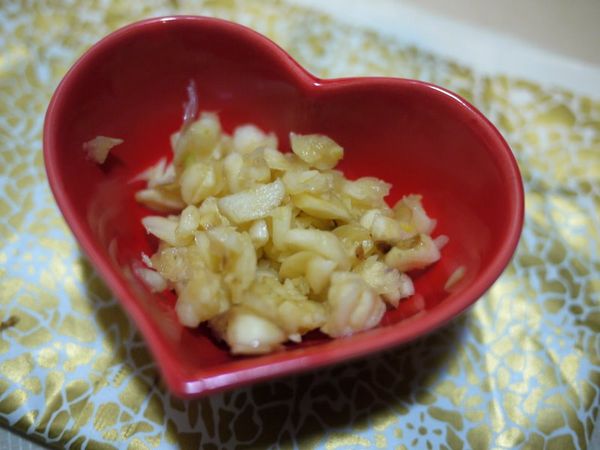 將蒜頭切碎備用