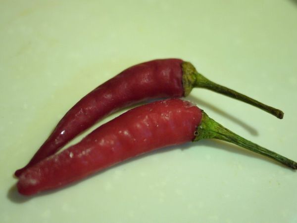 準備2根辣椒去籽後,對剖斜切備用..(愛辣可以不去籽)