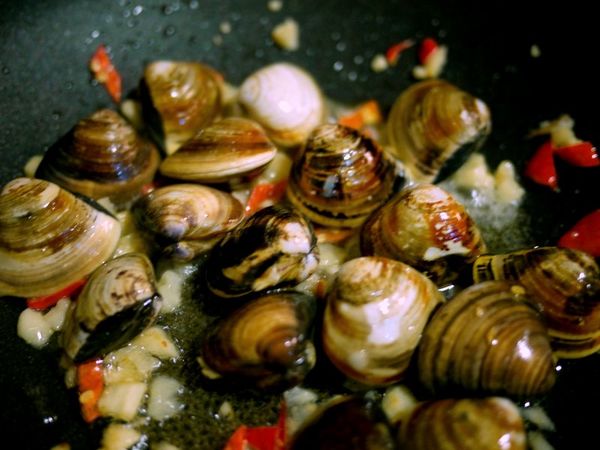 再將文蛤放入翻炒10秒