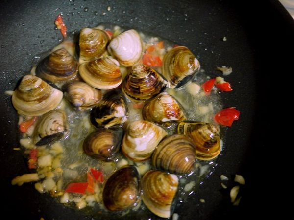 然後再翻炒20秒後,把鍋蓋蓋上