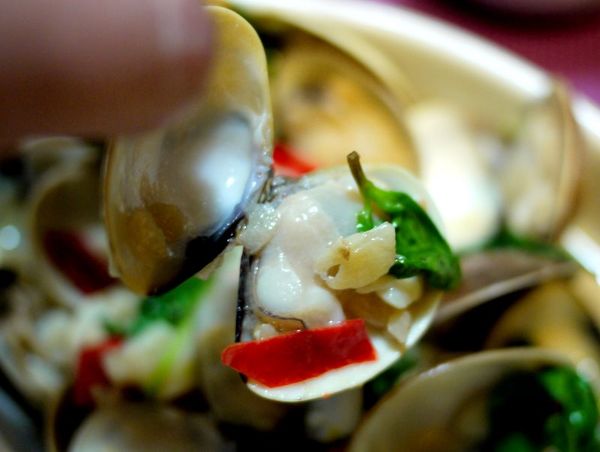 加上九層塔、蒜粒、辣椒一起食用,
滋味真是鮮~~~~極了,有淡淡海的塩味耶.^o^/