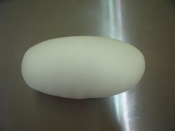 將麵粉,酵母,糖,水,油放入盆中攪拌成糰,放在桌上搓揉成光滑麵糰。