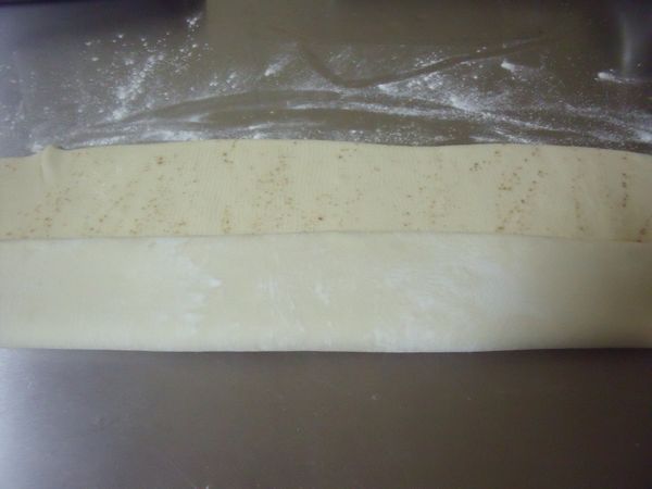 擀成長方形,抺上豬油,撒上鹽,胡椒粉,折三折。