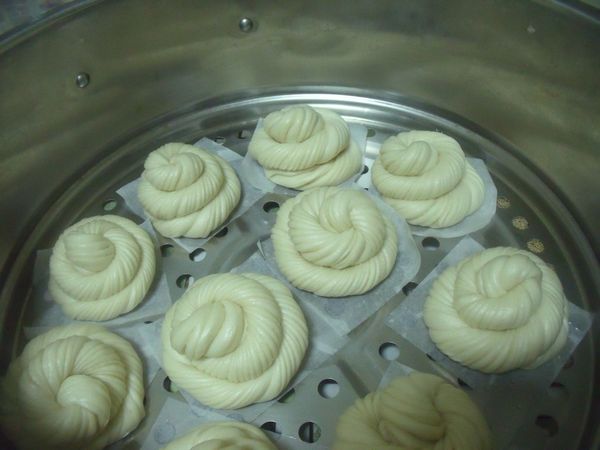 水滾蒸12分鐘。(冷水開始蒸起,20分鐘)即可。