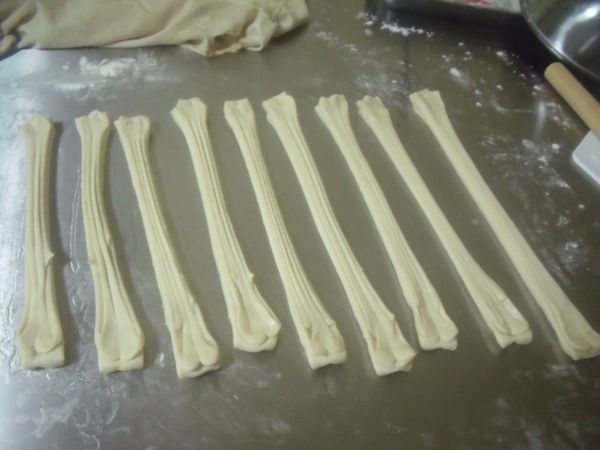 用筷子在中間壓下,拉長。