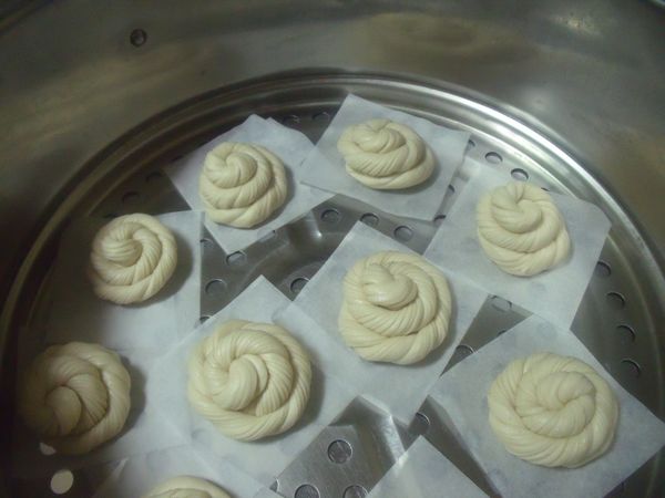 盤成圓形狀,放入蒸籠,做第二次發酵。