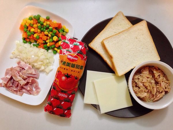 準備食材，將冷凍三色蔬菜解凍，培根切小塊，洋蔥切丁。