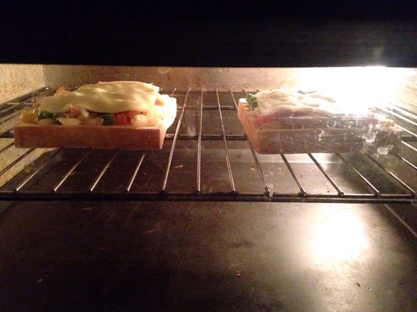 烤箱預熱，以180度火溫烤10分鐘，香噴噴的懶人吐司披薩出爐囉！