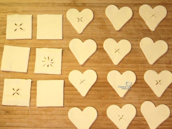 酥皮用餅乾模子壓出一對一對的形狀(倆倆成對)。一對(兩片)分為底部酥皮與上方酥皮。底部酥皮片保持完整，上方酥皮用水果刀輕劃出十字型或是小花造型。烤箱預熱攝氏１７５度。