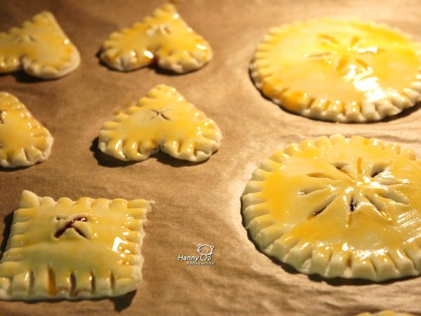 在上方酥皮稍稍刷上淡黃液，不要刷太多不然烤出來蛋味會很重！刷完蛋液後，在烤箱裡攝氏１７５度烤１５－２０分鐘。（烤箱事先預熱
