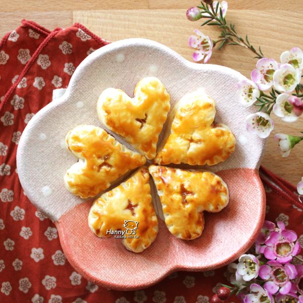 烤到表面金金亮亮而且酥皮有明顯長高膨脹就完成了！完成的小點心快快把它們分享給重要的人們，表達心中的愛與感謝！這樣的手工禮物並不昂貴，裡頭包含著的是滿滿的心意~跟貓貓開動嘍 ◕‿◕ ✿情人節快樂!!!