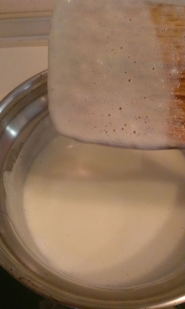 將打好白醬倒入鍋中煮至濃稠即可，再加入奶油和鹽調味。