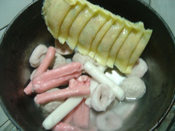 將桂冠火鍋餃(魚餃、蛋餃、燕餃、花枝餃、蝦餃)、貢丸,先擺一邊備料