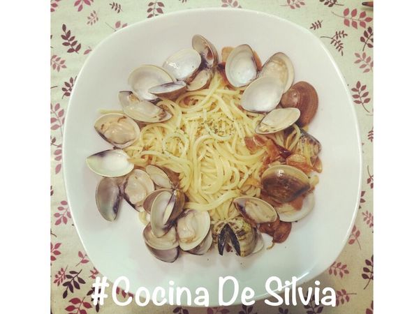 蒜片成褐色後，將煮好的麵條放入平底鍋中，加入蛤蜊翻炒直到蛤蜊殼開，然後再斟酌加入適量鹽巴調味，就可以上桌囉！