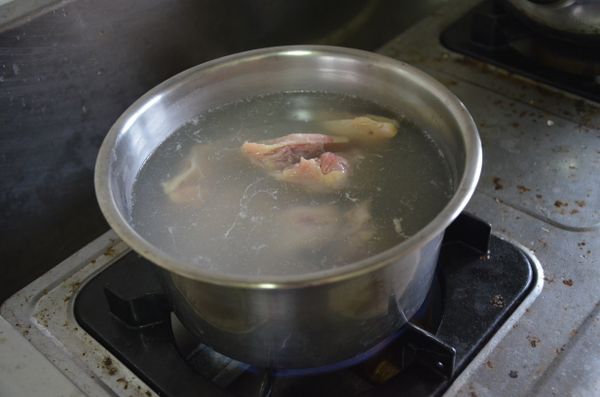 把冷凍雞腿肉先滾水燙過去腥味