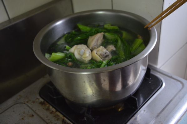 將雞腿肉和長年菜加入一起小火燉煮，最後用鹽和米酒調味即可