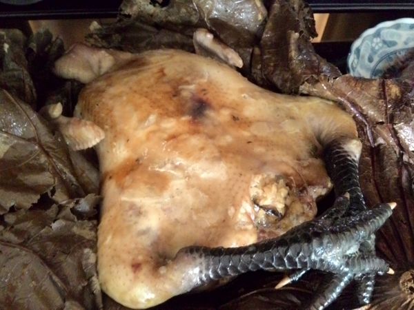 將油飯塞入雞肚中，內覆荷葉，置入大鍋中蒸足30分鐘