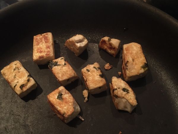 豆腐煎至金黃，盛起備用