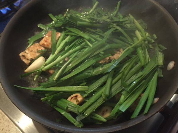 放油熱鍋，爆香蒜頭，將豆腐回鍋，加入廚酒炒香，下韮菜炒匀並下醬油調味即可。