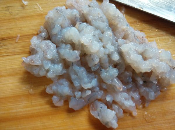 將蝦仁洗淨，用刀身壓成蝦泥。