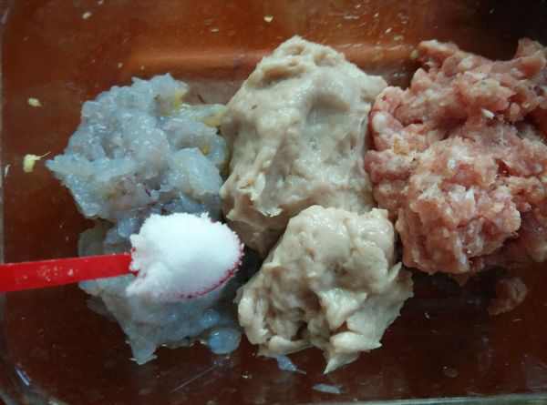 加入一匙的鹽巴調味。