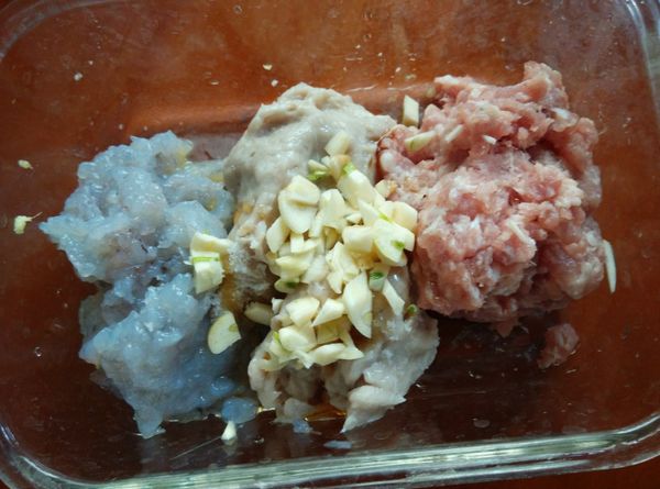 將蒜頭去膜，切成蒜末，放入深碗裡，將所有食材拌勻。