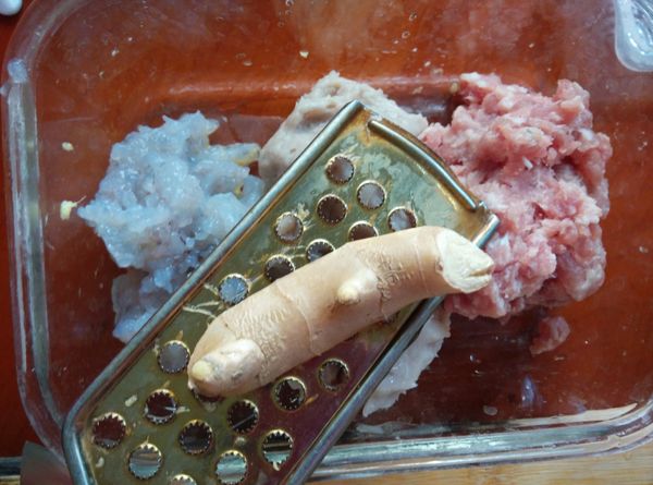 將薑洗淨，使用磨泥器磨成薑泥，放到深碗中。