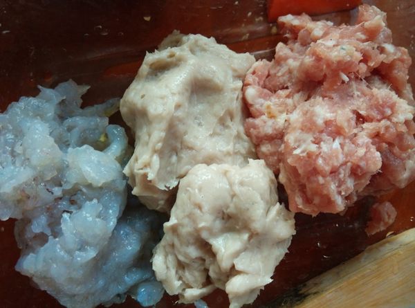 將蝦泥、魚漿和豬絞肉以一比一的比例放入深碗中。