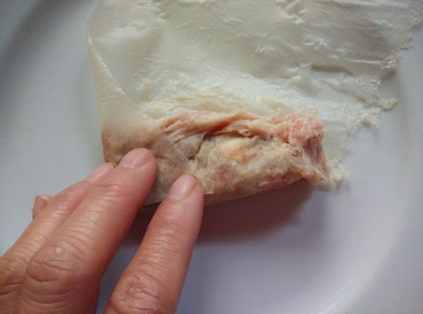 將雞捲皮一張切成3等份，平攤在盤子上，勻取適量的內餡放在雞捲皮上，放置的時候以長條狀為要。