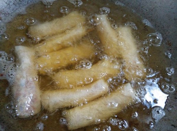 熱鍋，倒入玄米油，加熱到油溫上升，再將包捲好的蝦捲放入油炸，等到雙面金黃色時，就可以撈出瀝乾水份。