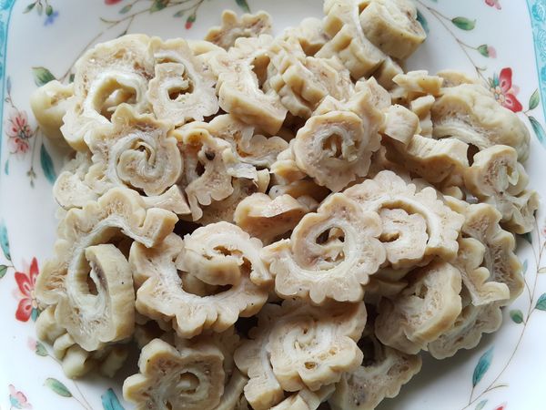 準備一鍋水放入薑片,少許米酒將洗淨的魚肚放入燙熟備用
起鍋帶涼切絲備用