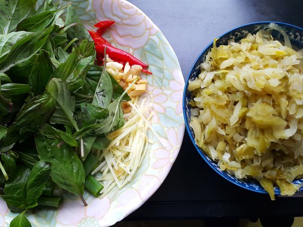 酸菜切絲洗淨~所有爆香料備妥