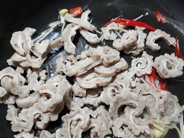 起鍋熱油爆香辛香料倒入步驟1翻炒一下