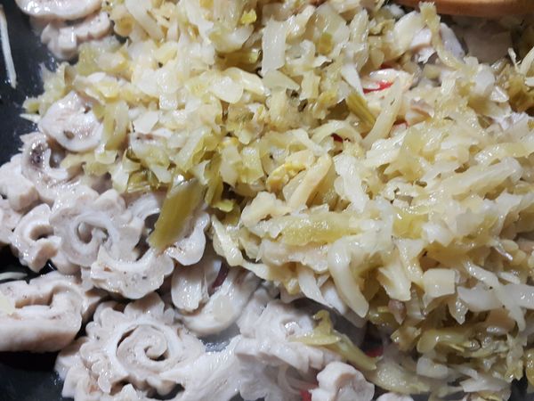 加入酸菜大火炒勻