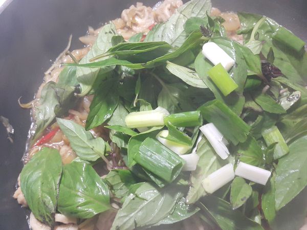 加入所有調味料(除白醋外)炒勻最後加入九層塔再加入白醋(這樣能保留白醋的酸度喔)~
起鍋前淋上幾滴香油完成