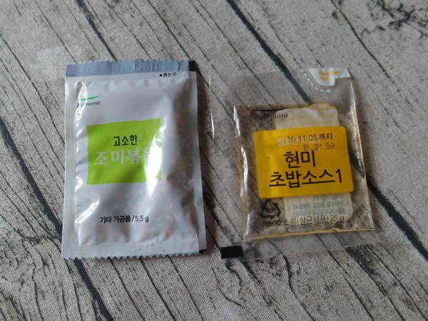 還有附贈一包醋和香鬆，可以拌入飯裡，做成豆皮壽司