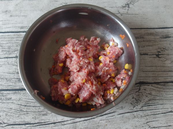 除了豆皮以外，把所有的材料通通混合，抓捏至有黏性