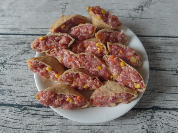 把豬肉鑲進豆皮裡