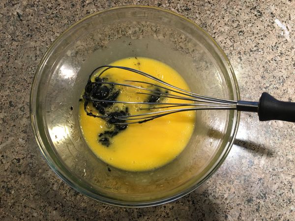 首先將蛋黃加入植物油攪拌均勻, 再將芝麻醬加入混合均勻. 
(在這裡如果沒有芝麻醬, 可以用其他果醬代替變化成不同口味)