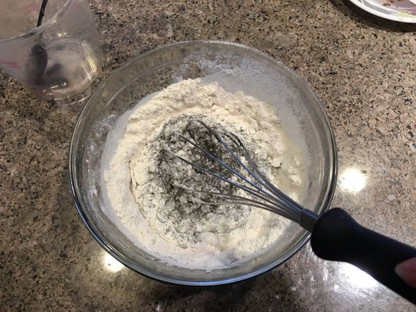 攪拌均勻成為無粉粒的麵糊之後, 打開烤箱預熱至160度c.