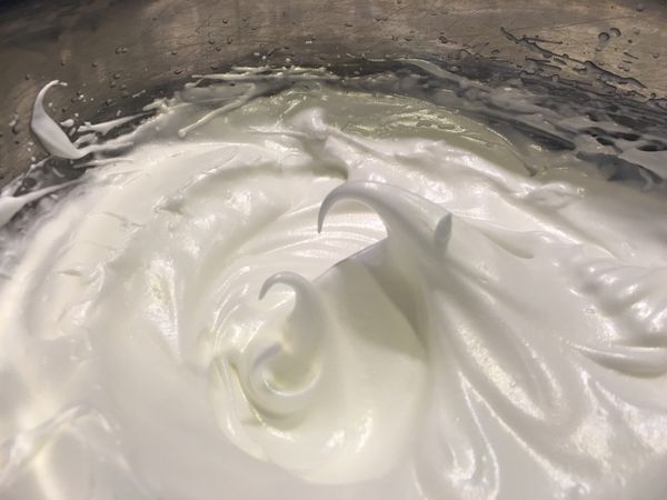 此時開始打蛋白霜. 
蛋白先用打蛋器打出一些粗泡,然後分2次加入細砂糖打成尾端挺立的蛋白霜(乾性發泡, 如圖)