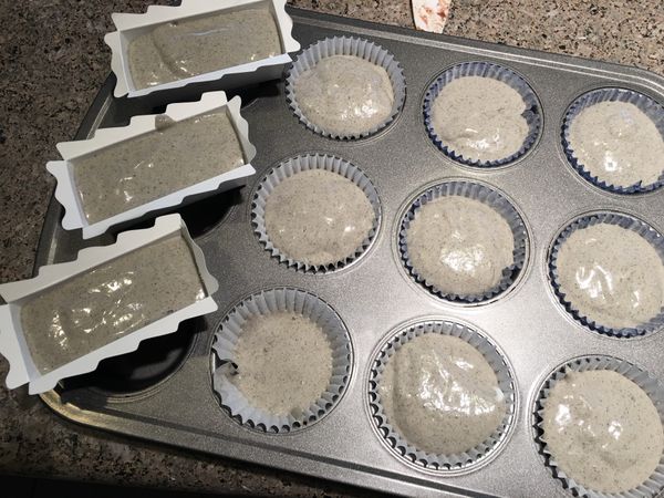 用湯匙將麵糊舀入紙模中約9分滿, 放入已經預熱到160度C的烤箱中烘烤22-25分鐘