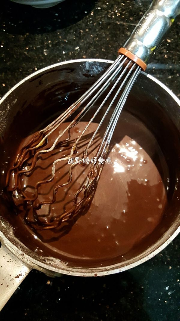 蛋黃糊:
奶油、玄米油、鮮奶直火煮至鍋邊微微冒泡但中間還沒有沸騰約70°C，關火。
將過篩好的粉類加入鍋中以打蛋器迅速拌勻，再分次加入蛋黃拌勻