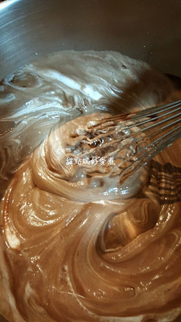 蛋白糊分3-4次加入蛋黃糊中拌勻
