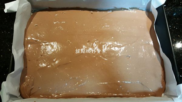 烤盤舖烘焙用白報紙，麵糊倒入刮平離桌面約20-30cm重敲一下讓大氣泡排出，150°C烤15分鐘後轉140°C烤10分鐘，關火後在烤箱裡悶5分鐘