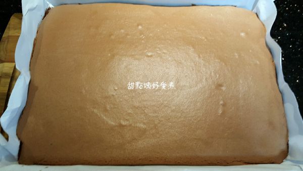 移出烤箱後離桌面約20-30cm重敲一下，取出放於晾架上放涼約20-30分鐘後夾餡